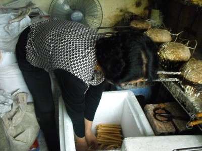 Một người thợ lành nghề như bà Nhung, một ngày làm hết sức cũng chỉ được 10 hộp bánh, mỗi hộp được đóng 100 chiếc bánh với giá bán khoảng 70.000 đồng/hộp. Lãi của mỗi hộp bánh chỉ được từ 7.000-10.000 đồng.